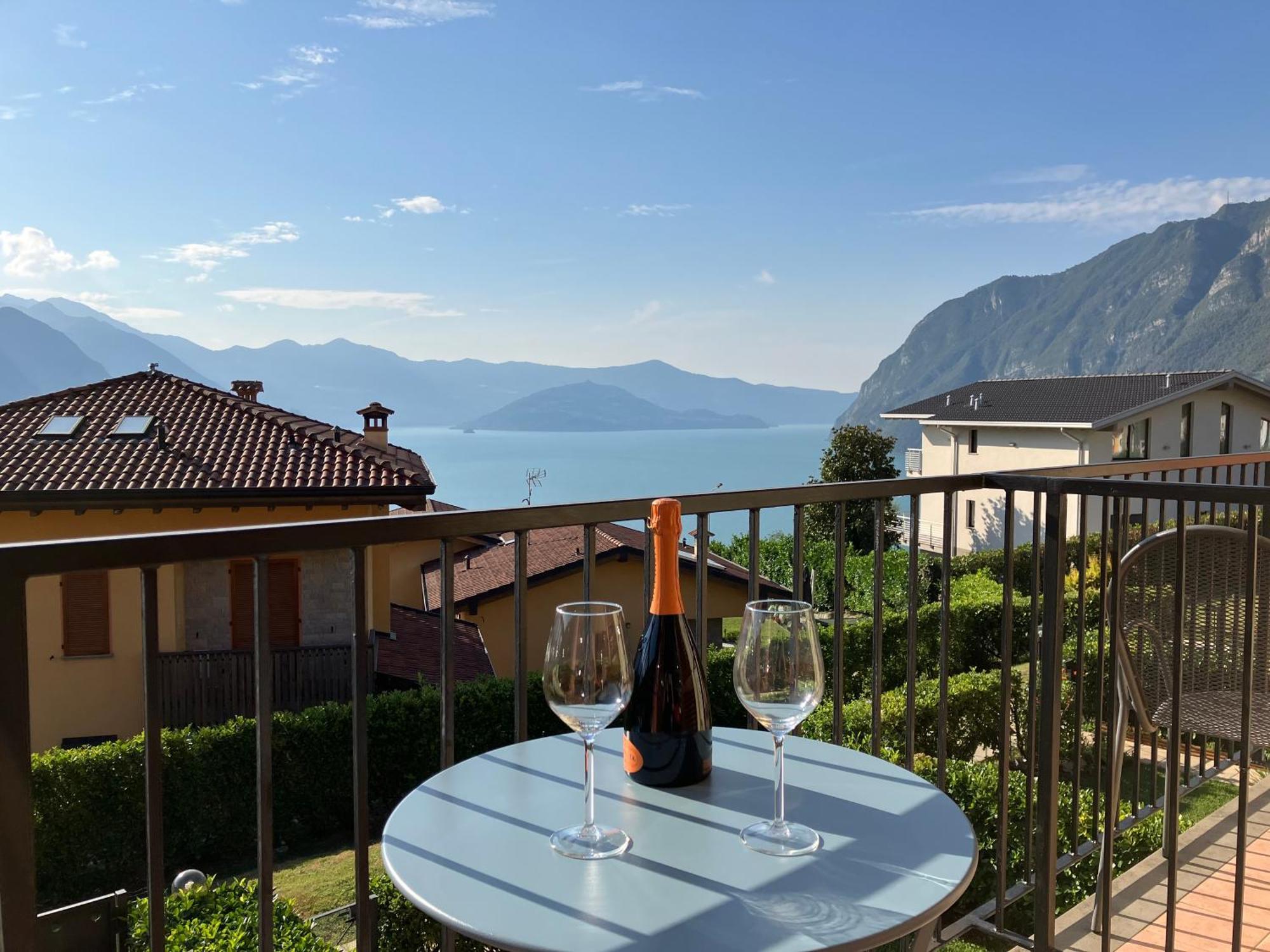 Happy Guest Apartments - Lake View And Pool Riva di Solto Exterior photo