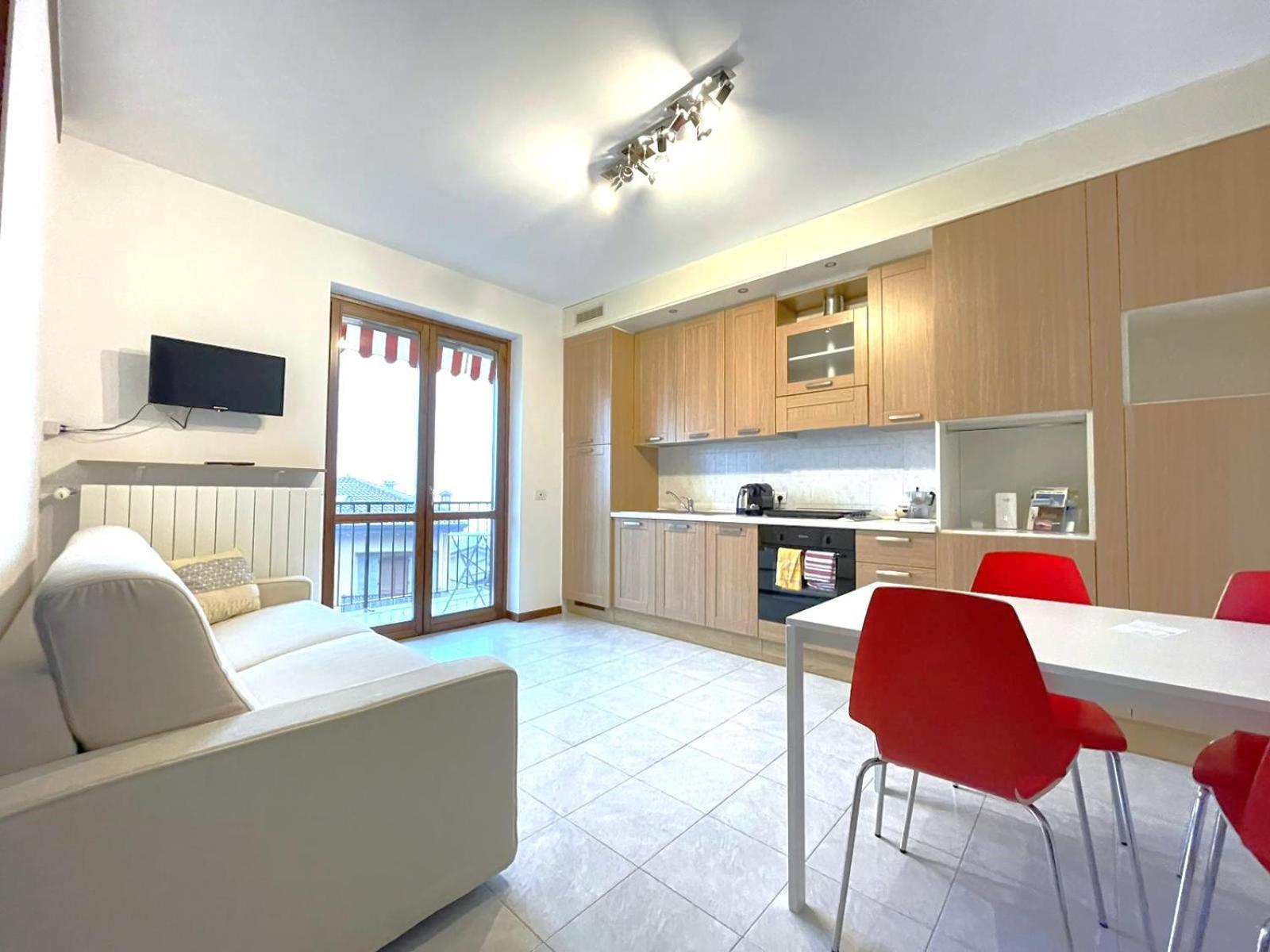 Happy Guest Apartments - Lake View And Pool Riva di Solto Exterior photo