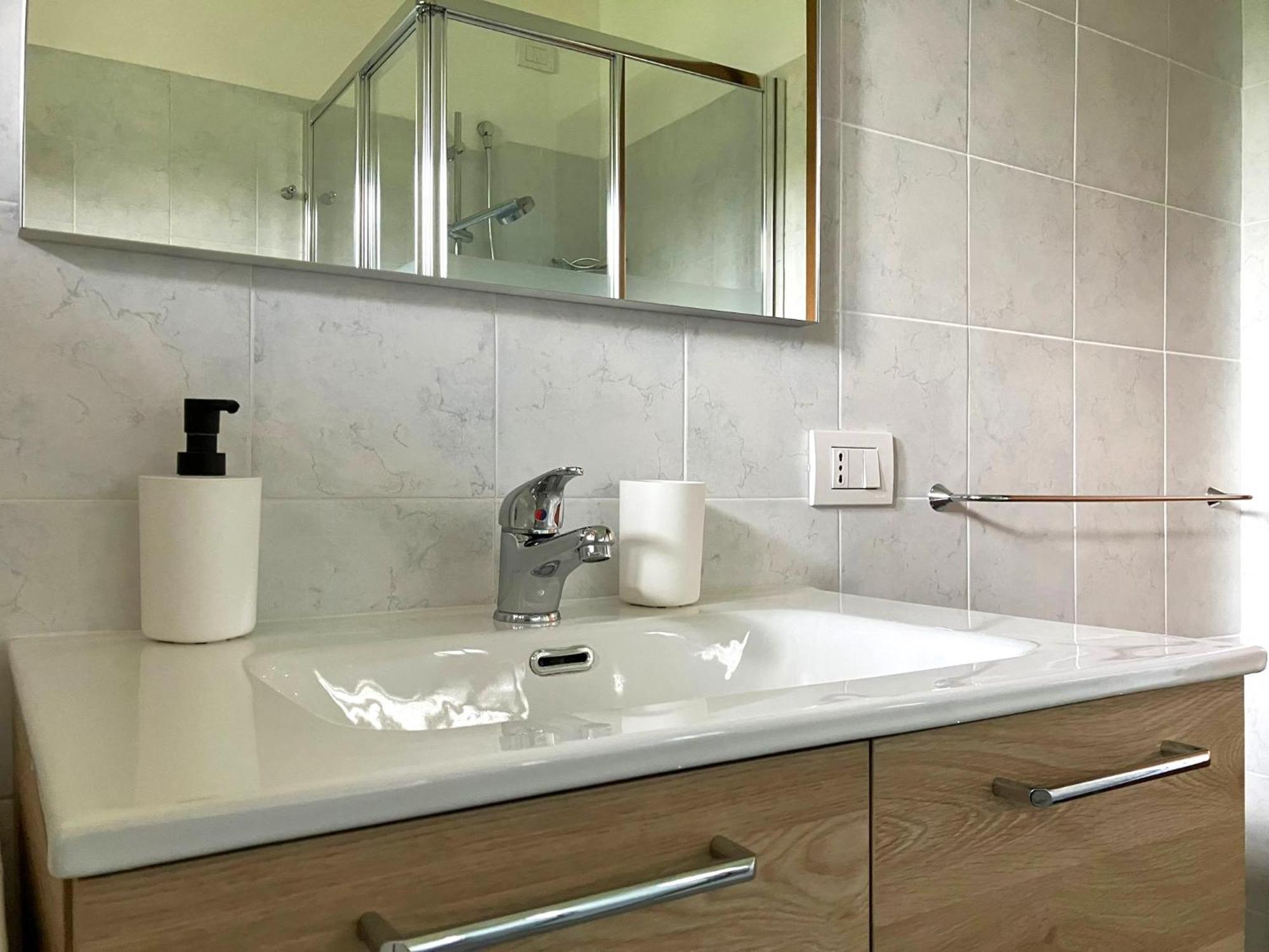 Happy Guest Apartments - Lake View And Pool Riva di Solto Exterior photo